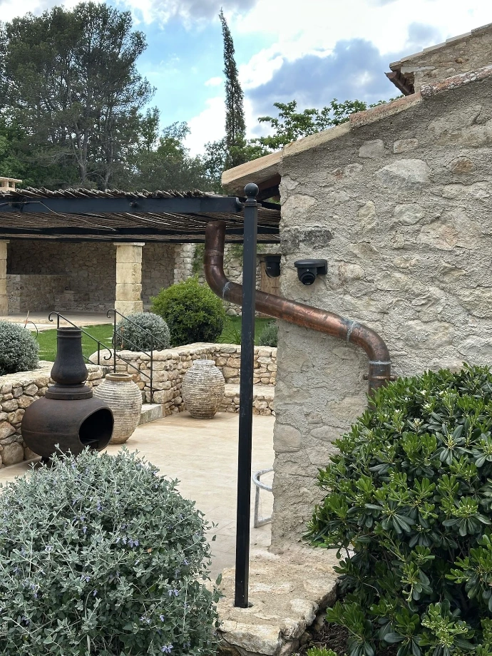 une image montrant des caméras de surveillance