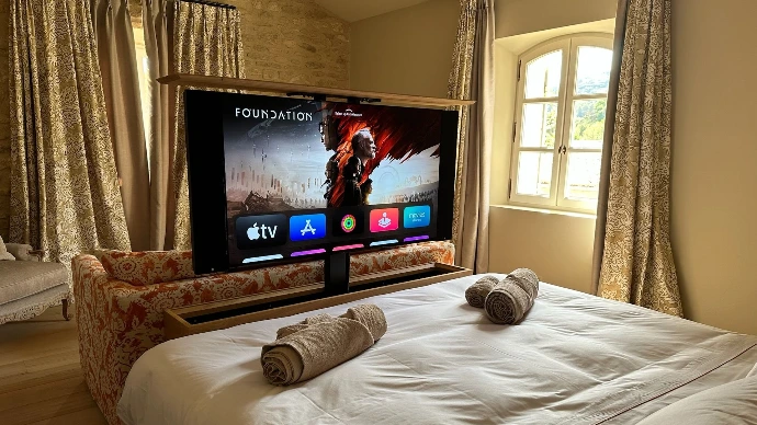 image d'une télévision sortant d'un meuble