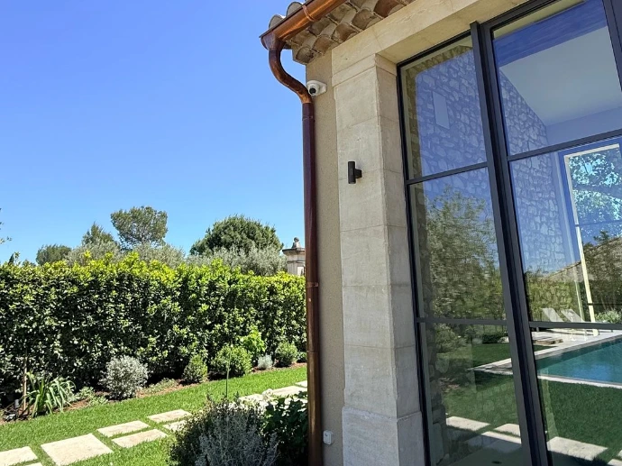 image d'une caméra de surveillance sur une facade de maison